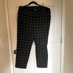 Zac & Rachel woman’s black and white checkered pull on slacks Size 14